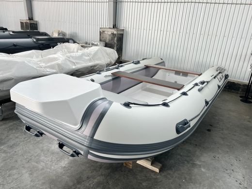 Лодка РИБ (RIB) RiverBoats RB 400, серо-белый, накладка на рундук,утка, корпус белый, уцененная