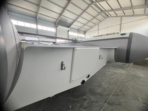 Лодка РИБ (RIB) RiverBoats RB 400, серо-белый, накладка на рундук,утка, корпус белый, уцененная