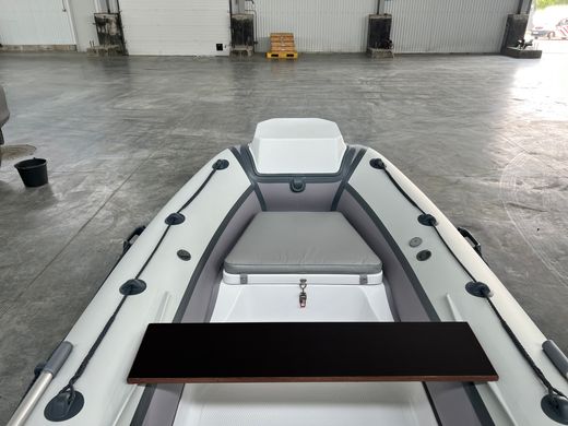 Лодка РИБ (RIB) RiverBoats RB 400, серо-белый, накладка на рундук,утка, корпус белый, уцененная