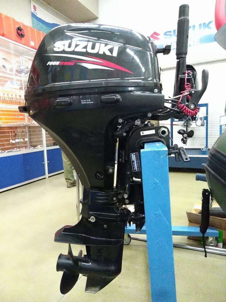 Сузуки 20 купить. Suzuki df20as. Сузуки 20 4-х тактный. Сузуки 20 4 тактный. Сузуки лодочные моторы 20 сил.