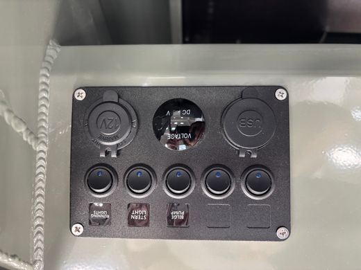 Моторная лодка, Тактика 490 DC, хаки с Marine Rocket MR60FFEL-T