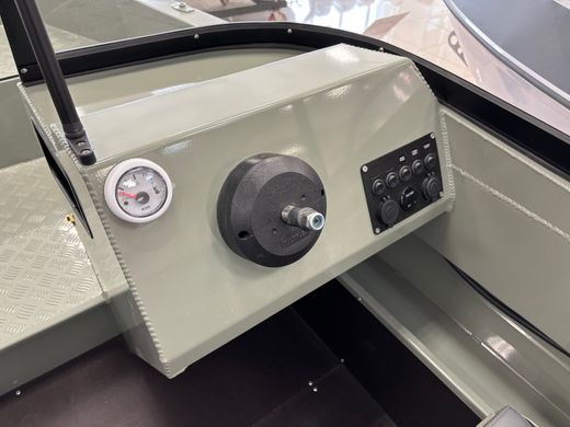 Моторная лодка, Тактика 490 DC, хаки