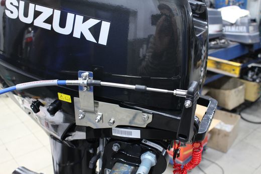 Пластина крепления троса реверса на Suzuki DT30
