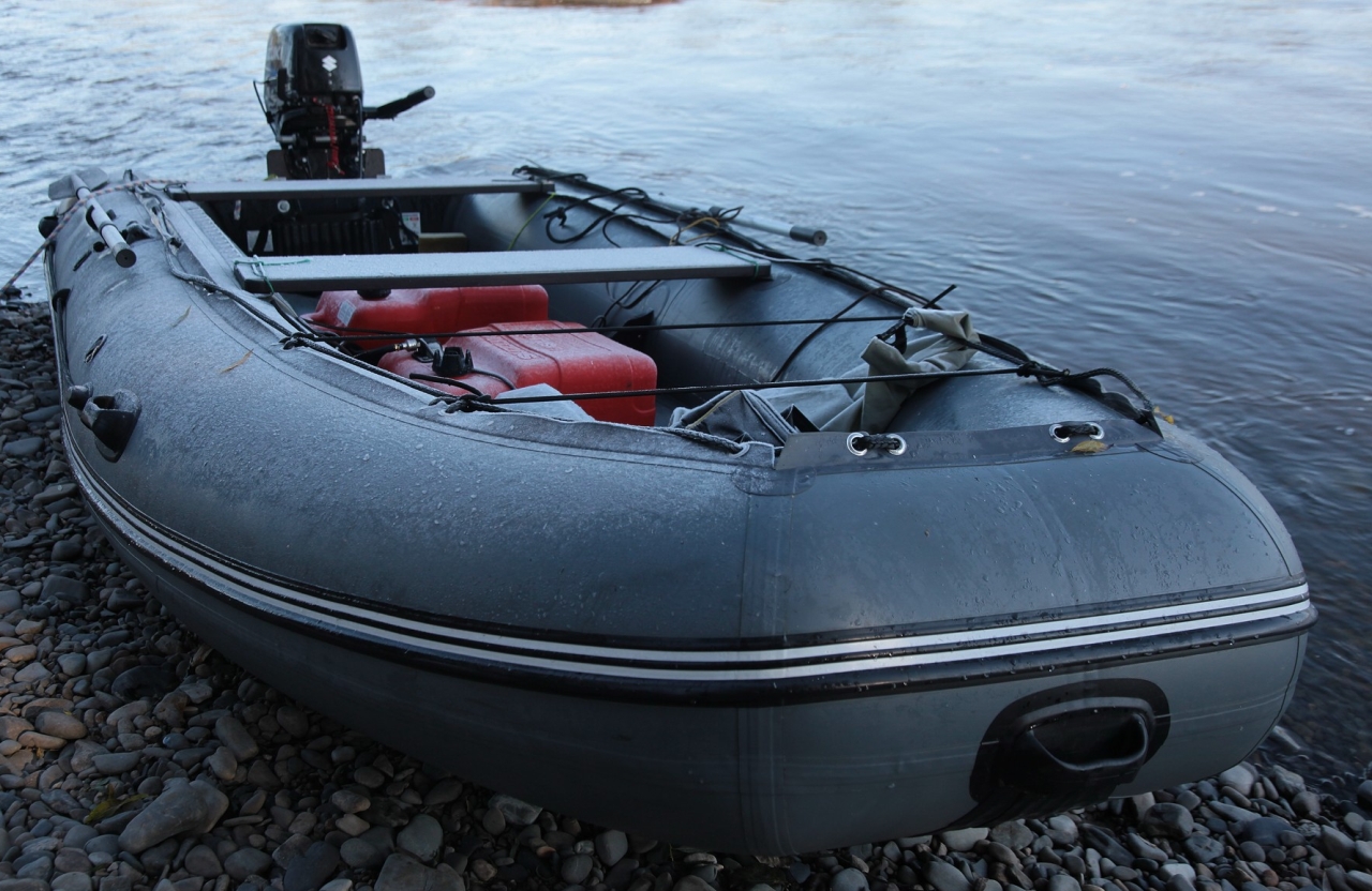 Моторная лодка на берегу и два топливных бака в кокпите