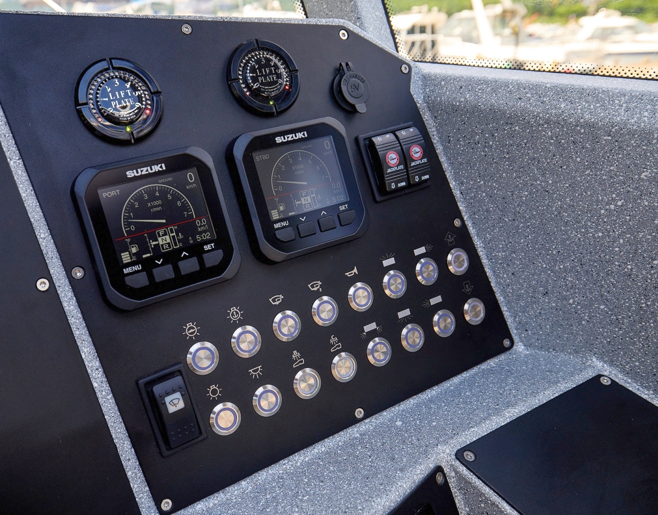 Многофункциональный прибор Suzuki на приборной панели катера
