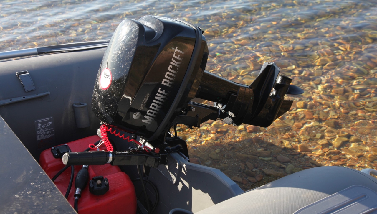 Надувная лодка ПВХ с мотором Marine Rocket 9.9 Pro на море