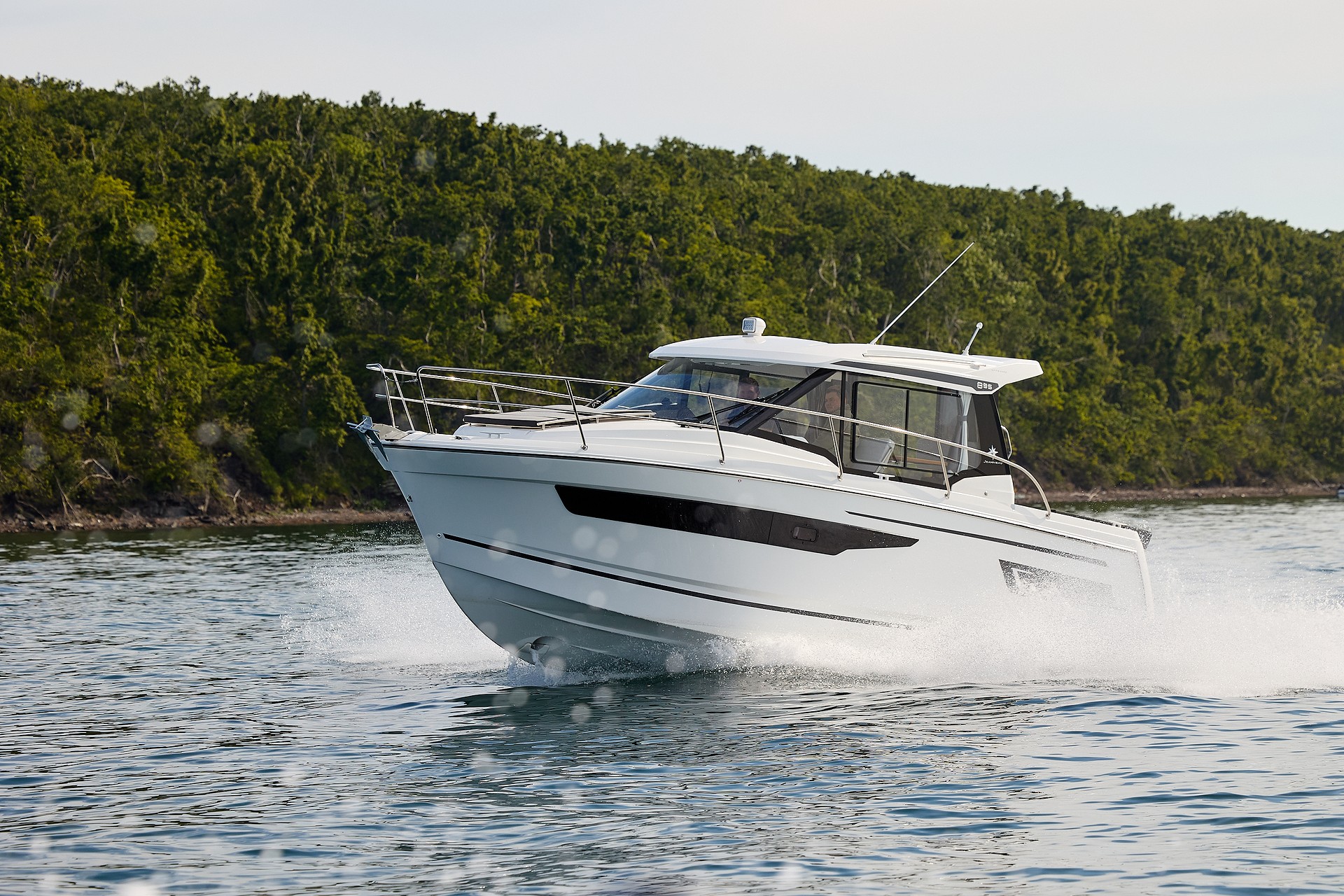 Приятный отдых на море: белый французский катер, лето, блики на воде