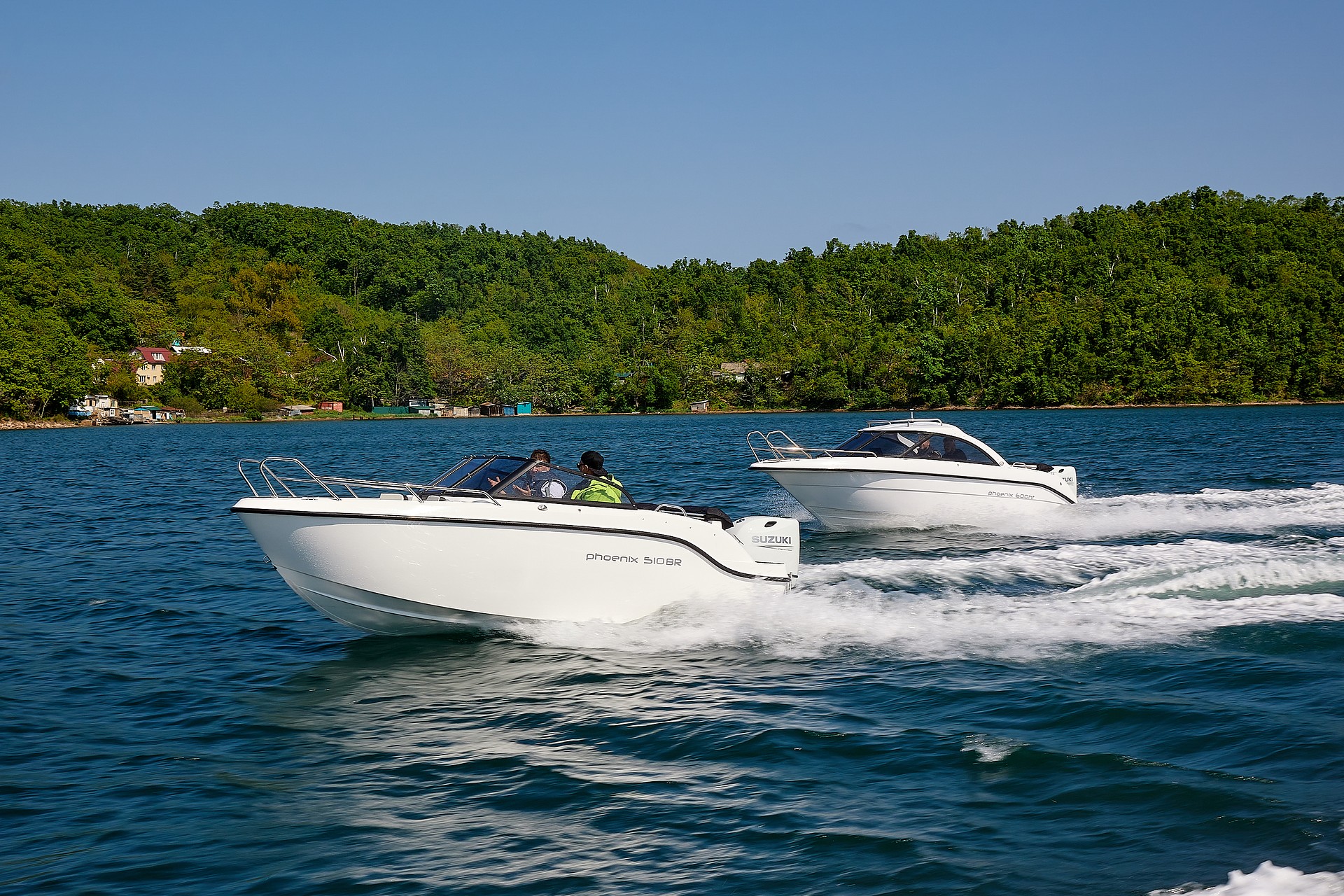 Белые катера Феникс на море