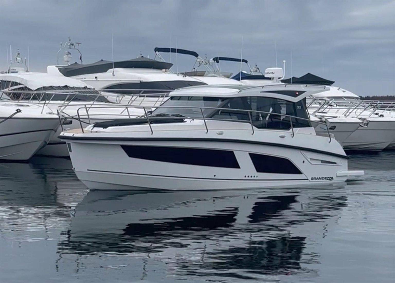 Финский катер Grandezza 30 outboard на воде