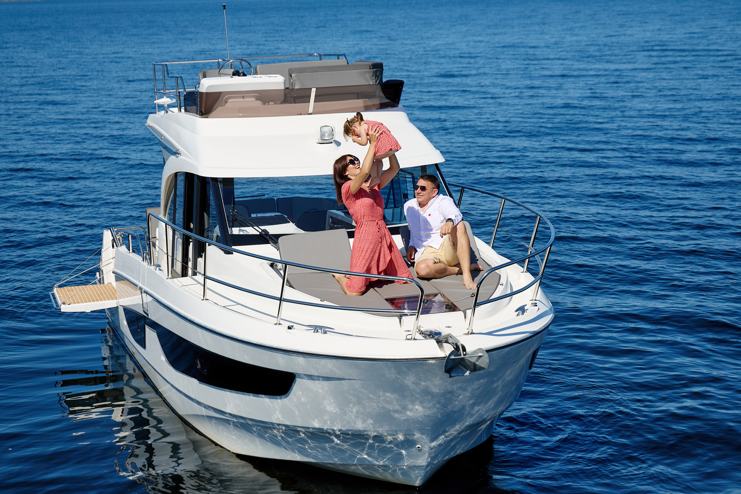 Счастливая семья отдыхает на собственном катере Beneteau в море — лето, удовольствие, солнце!