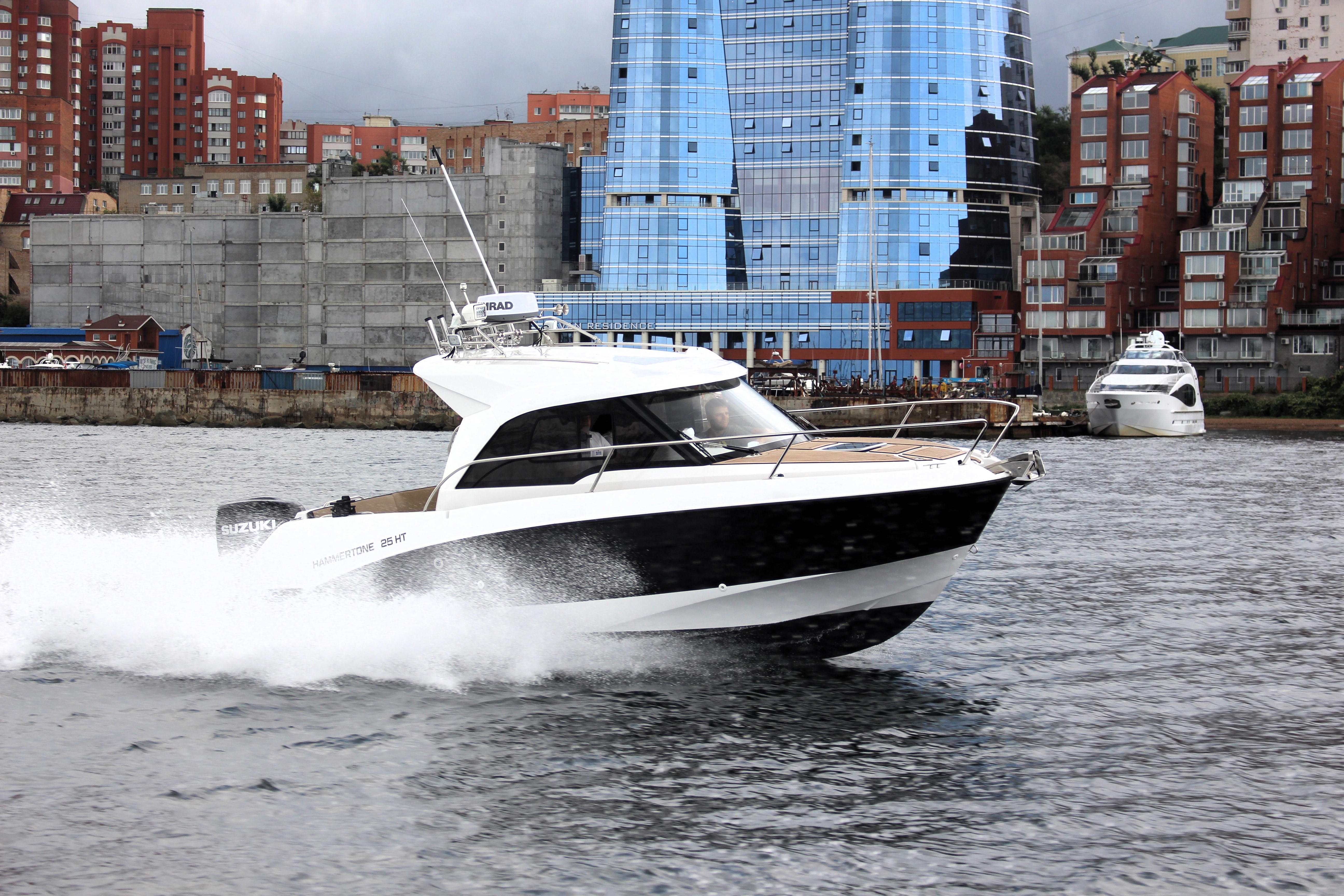 Катер Hammertone на воде на фоне Владивостока