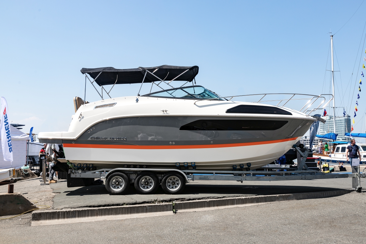 Катер Bayliner на выставке во Владивостоке