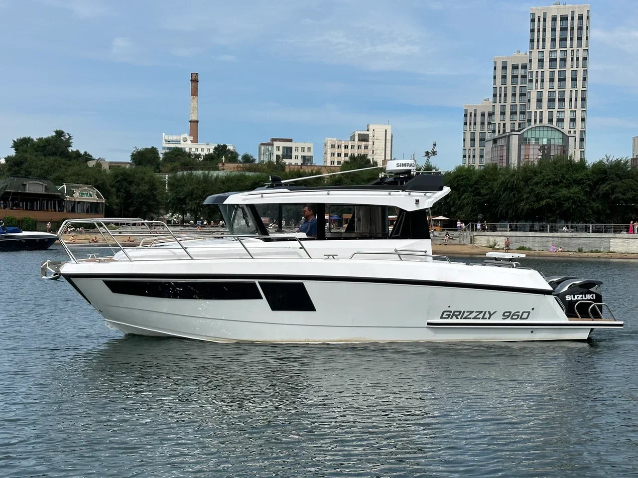 Отечественный катер Grizzly 960 с двумя моторами Suzuki на воде