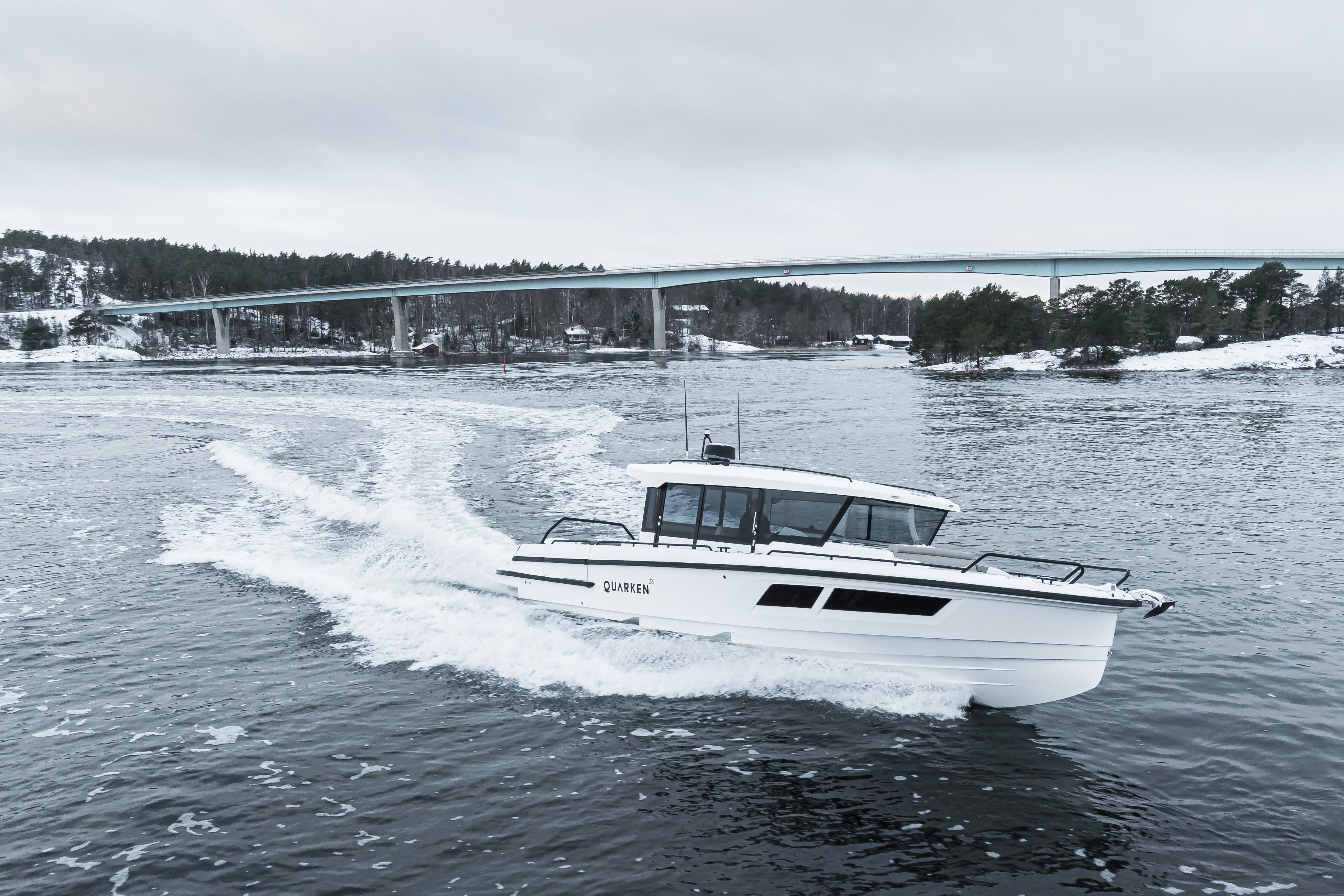 Белый катер Quarken на воде закладывает красивый вираж