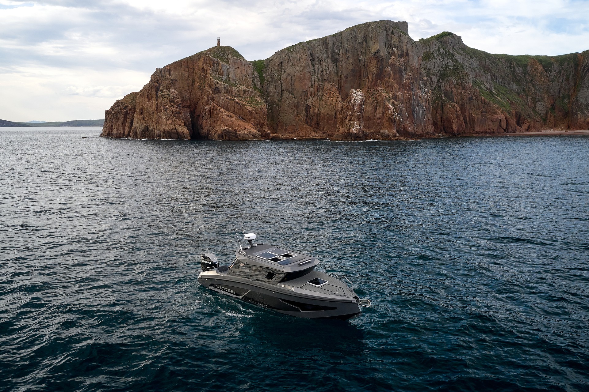 Катер Виктори на море в прекрасных пейзажах