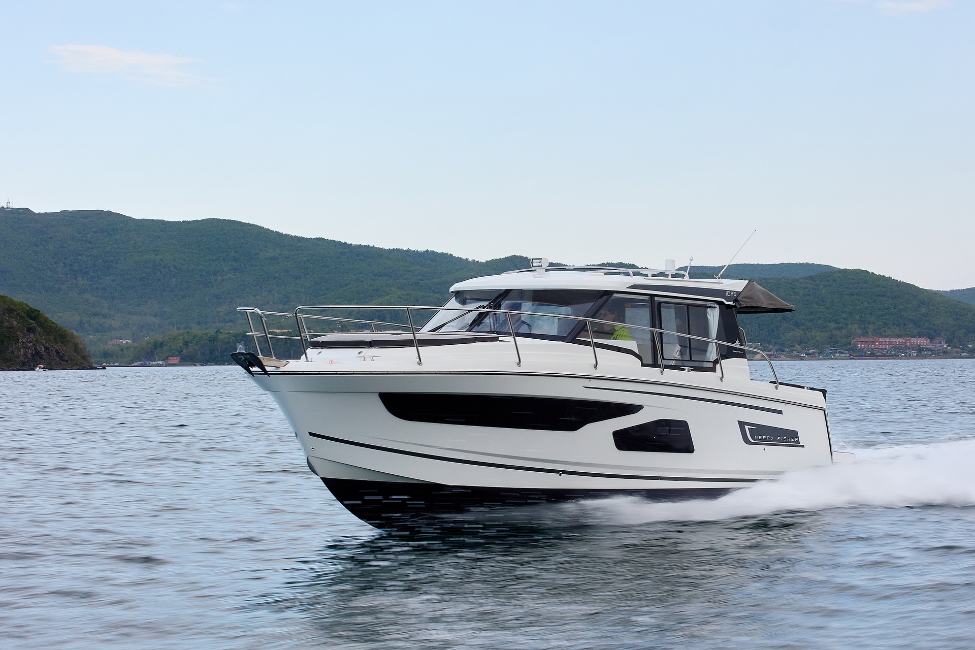 Катер Merry Fisher 1095 на морской акватории