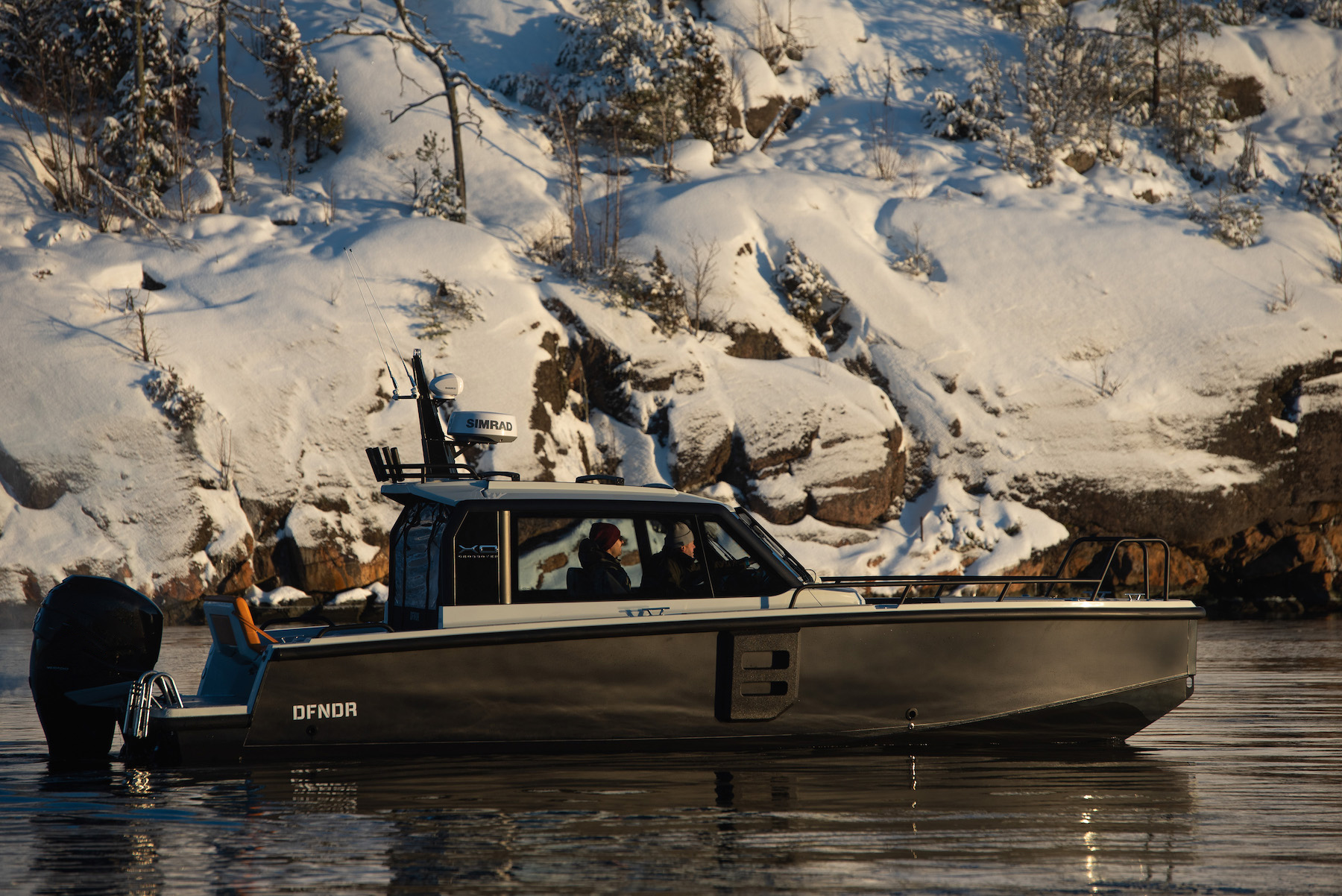 Катер XO DFNDR с мотором на воде