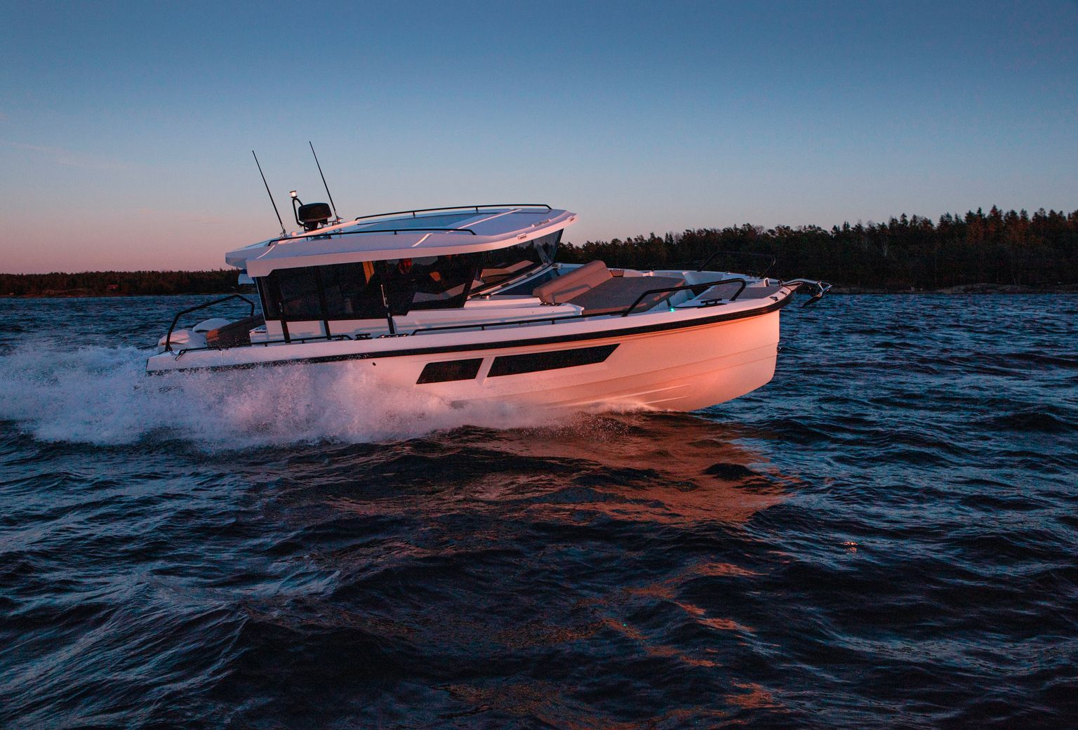 Quarken 35 Cabin Tourer — стильный, динамичный, комфортный