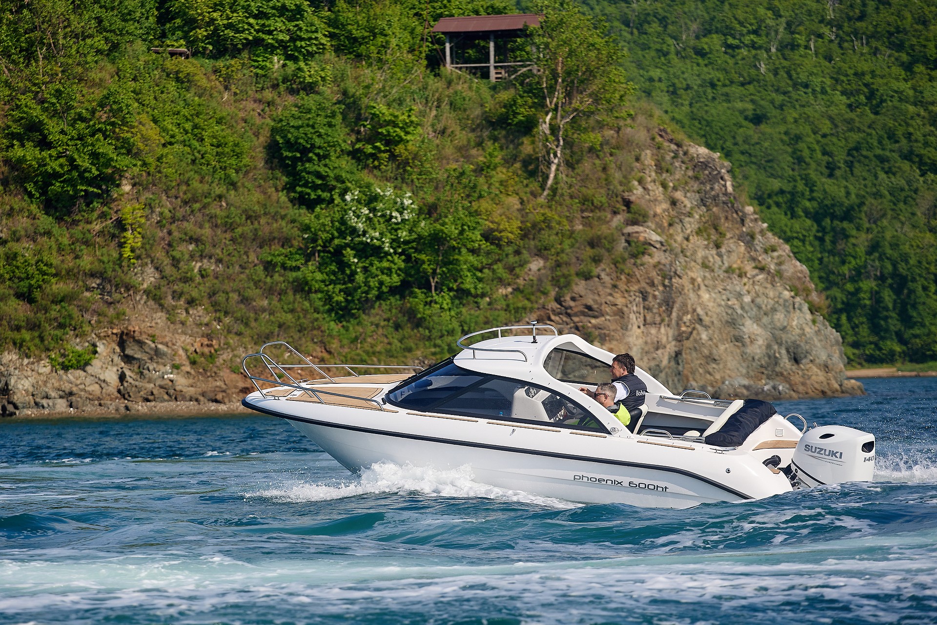 Морская прогулка летом на белом катере Phoenix 600HT