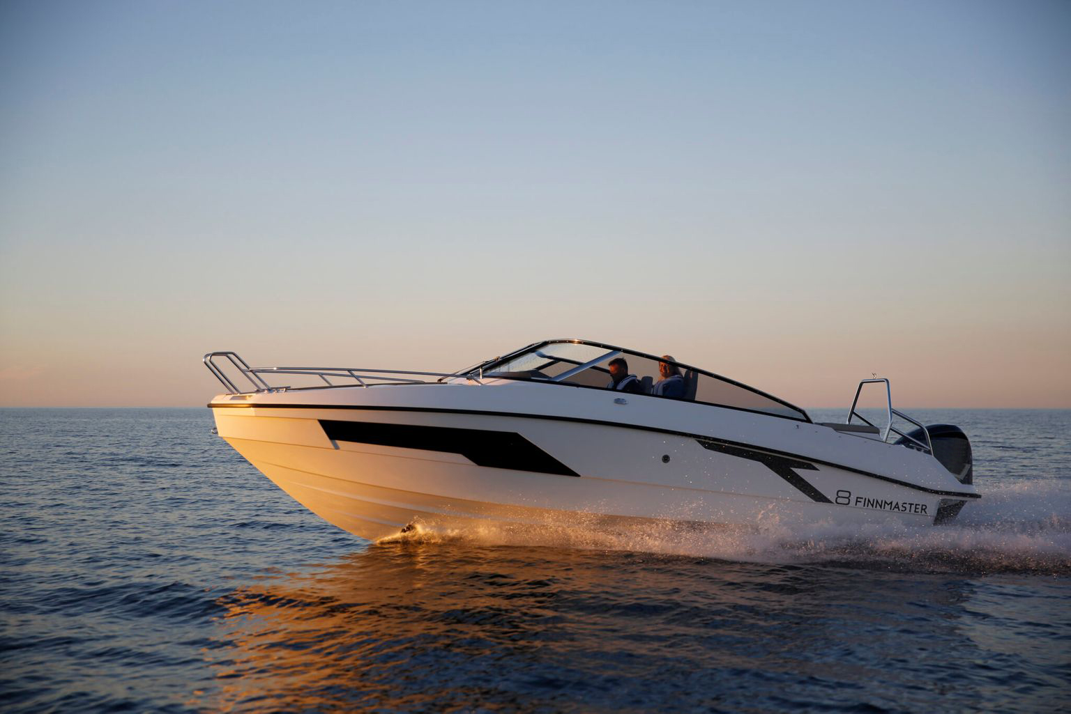 Красивый белоснежный катер Finnmaster T8 на закате