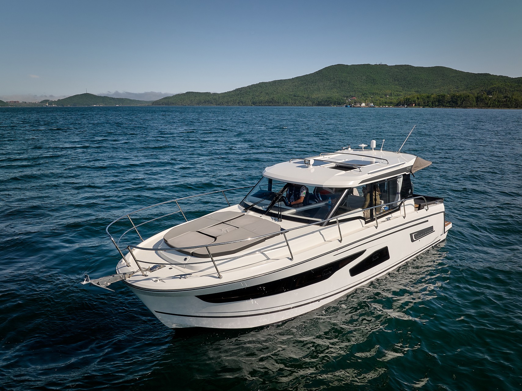 Белый катер Jeanneau на море