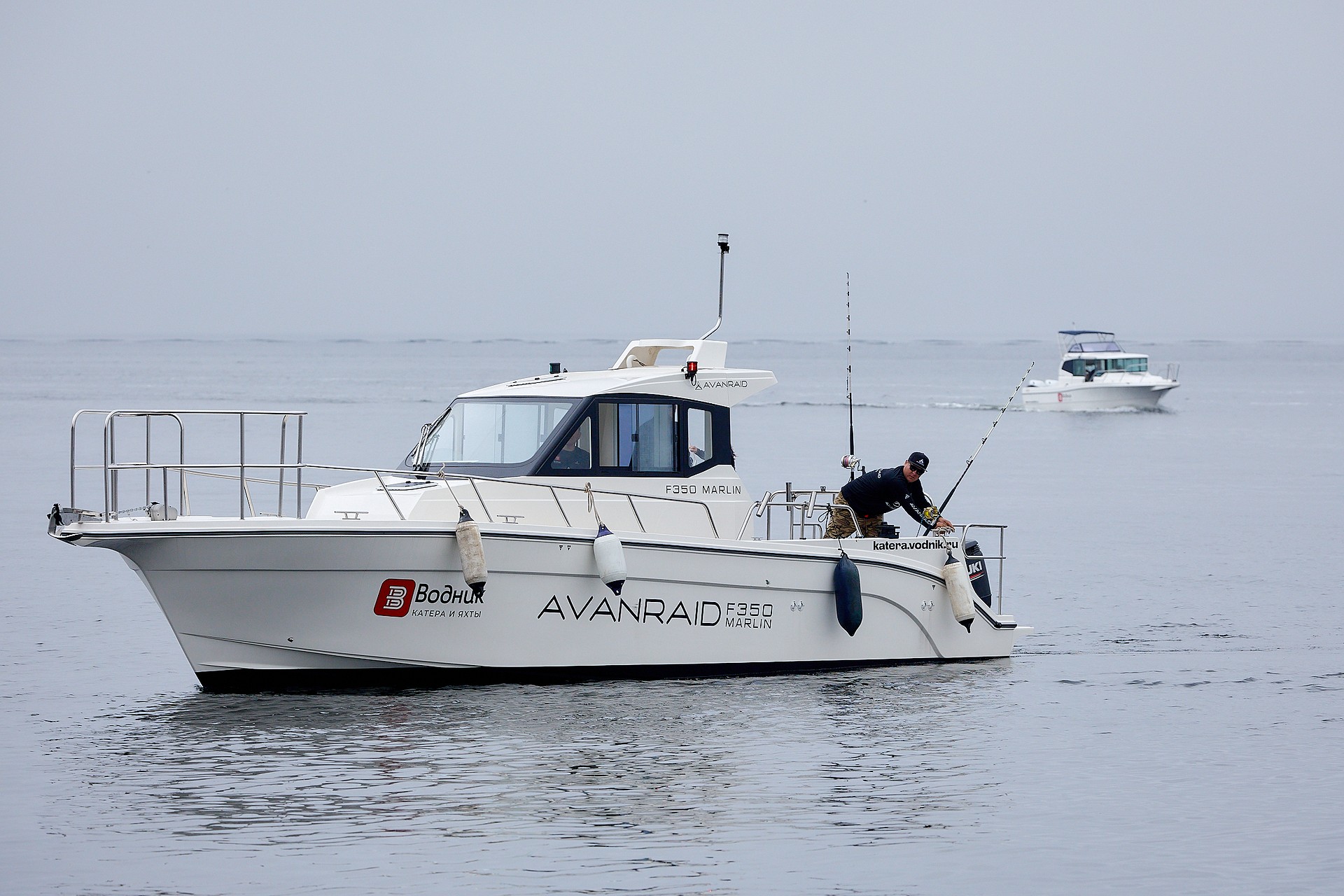 катер Avanraid F350 Marlin на море
