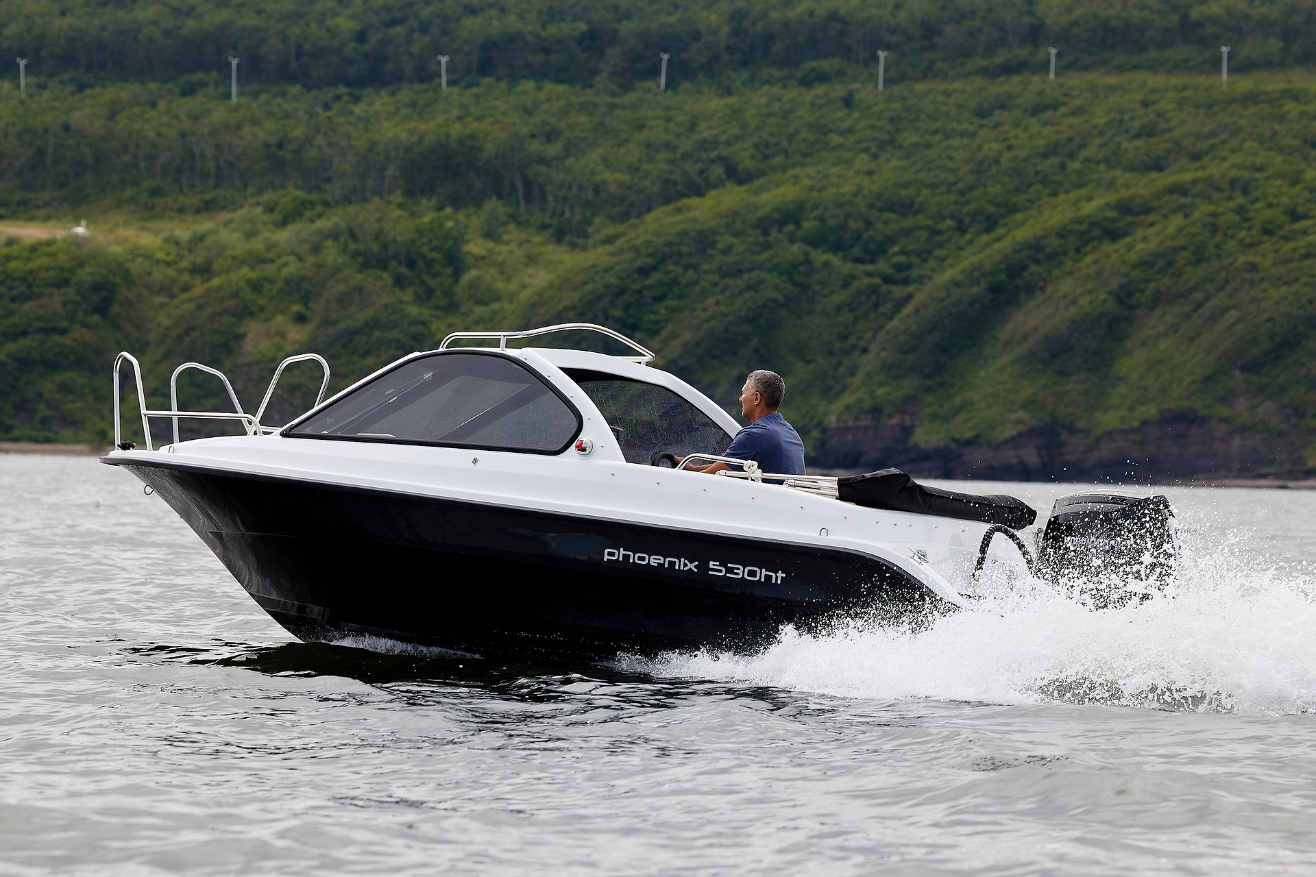 Катер Phoenix 530HT чёрный с мотором на воде
