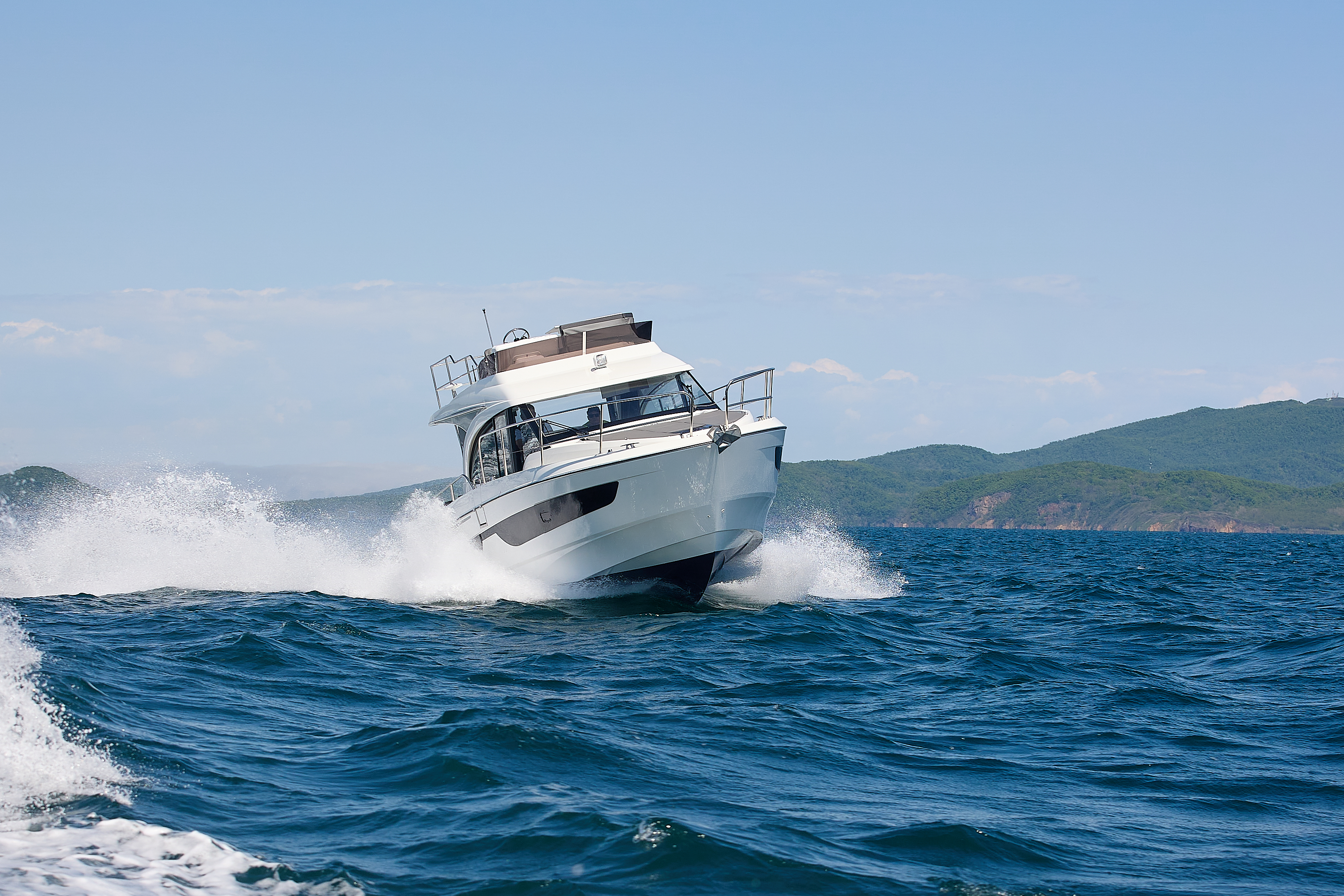 Белый катер Beneteau на море: красивый, мореходный, быстрый и надёжный