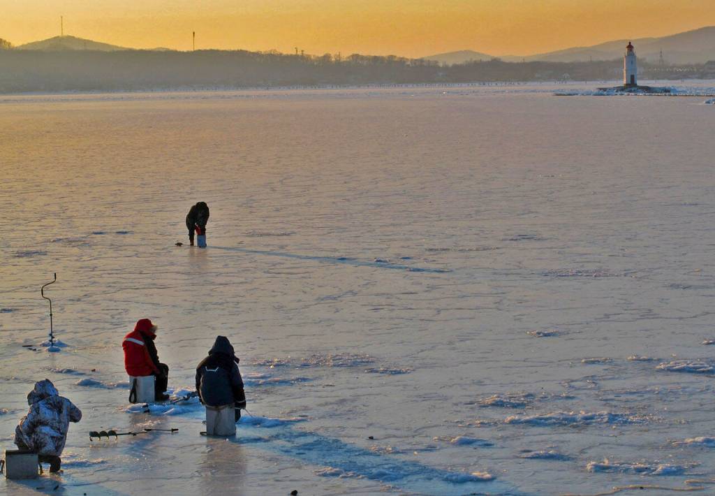 Поклонники зимней рыбалки | В интернет-магазине "Водник" много нужного для рыбаков