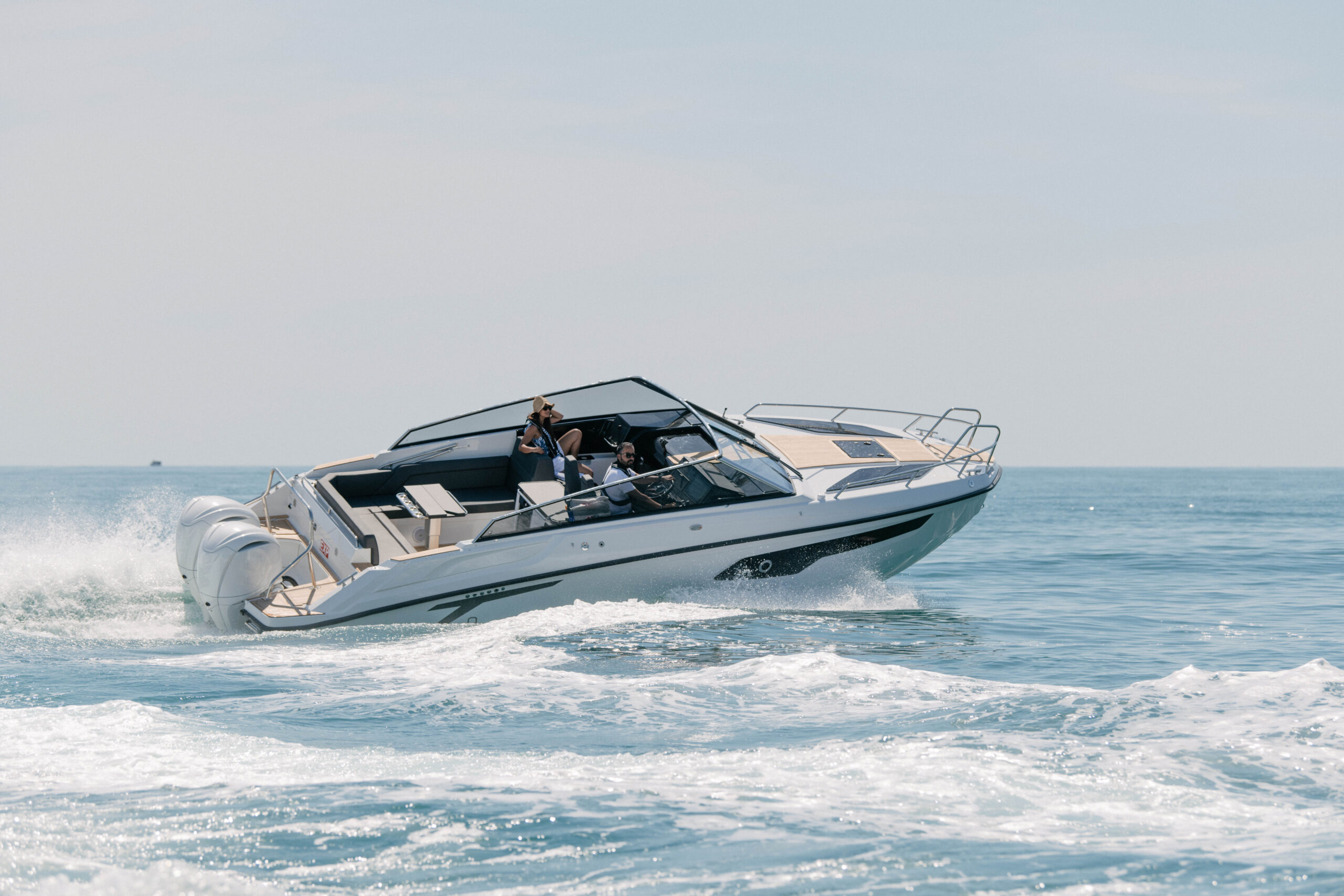 Красивый белоснежный катер Finnmaster T9 с двумя белыми моторами на море