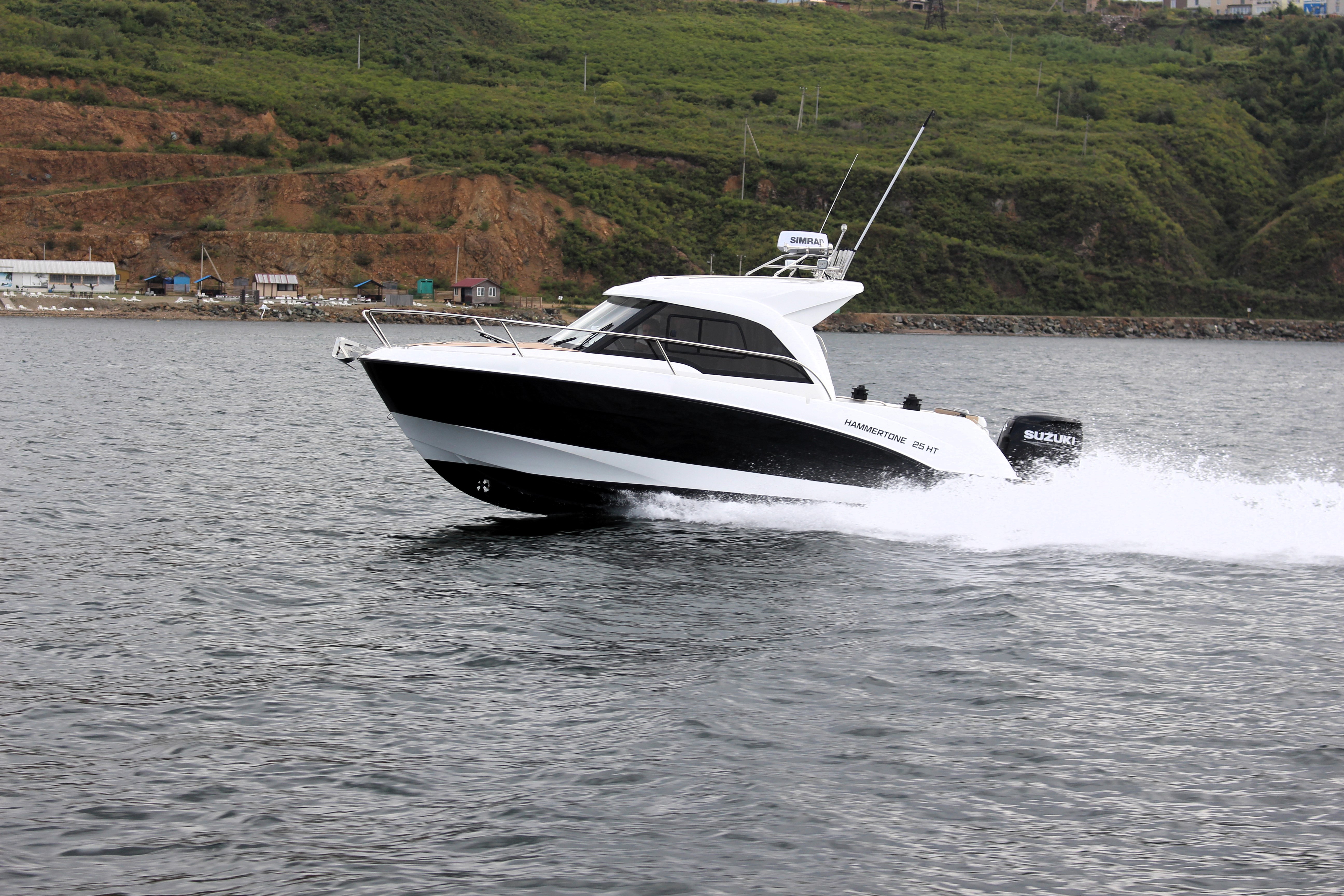 Белый катер Hammertone с чёрной полосой и мотором Suzuki на море