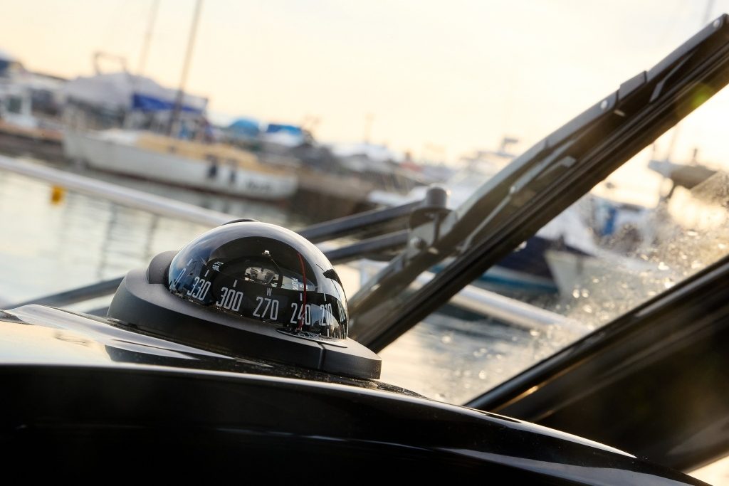 Компас на борту катера — выбрать в интернет-магазине Водник с доставкой