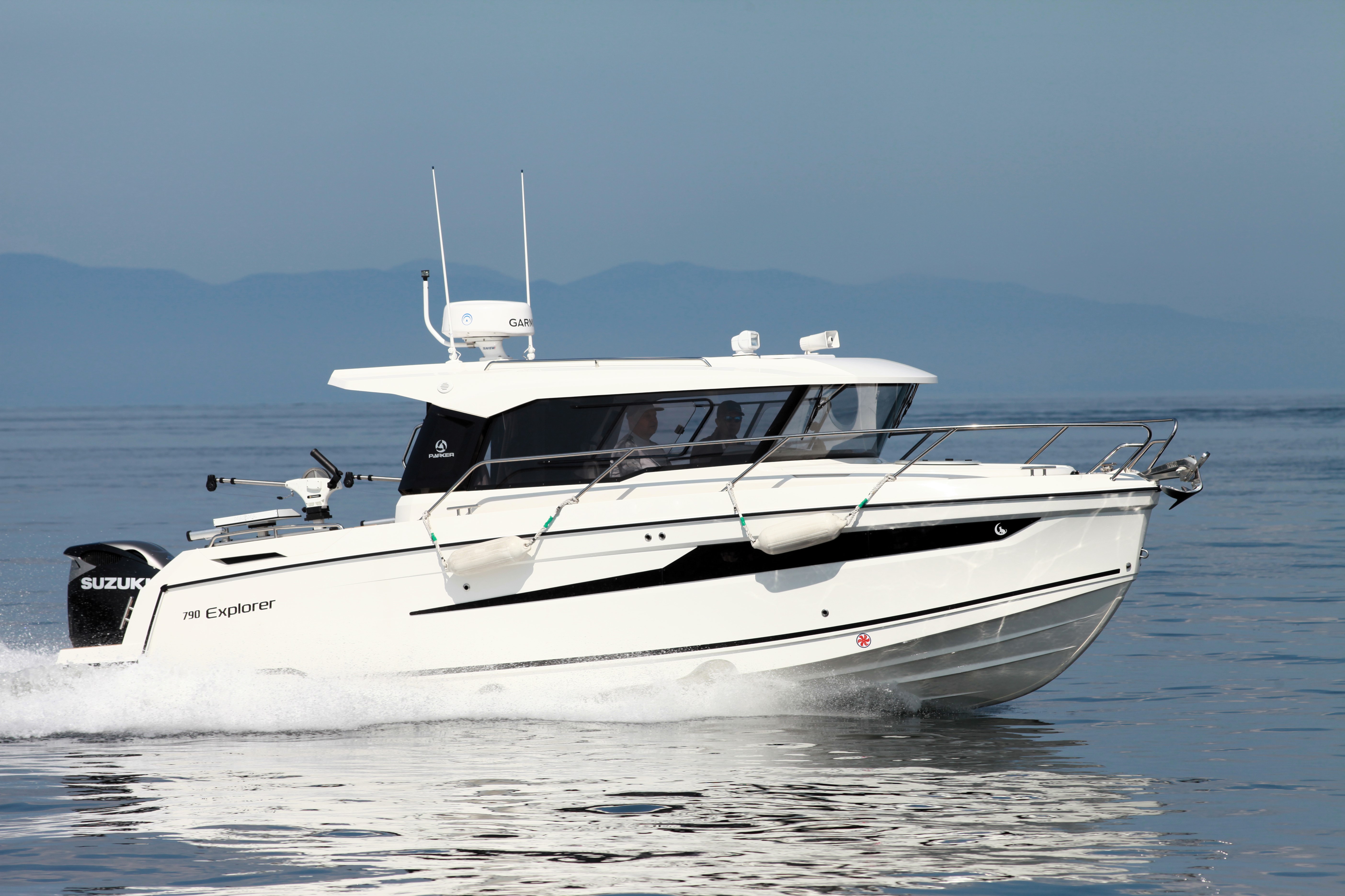 Новый катер Parker с мотором Suzuki на морской акватории