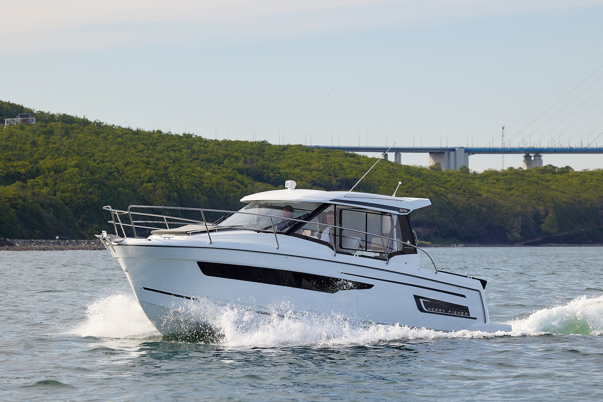 Катер Merry Fisher 895 на море