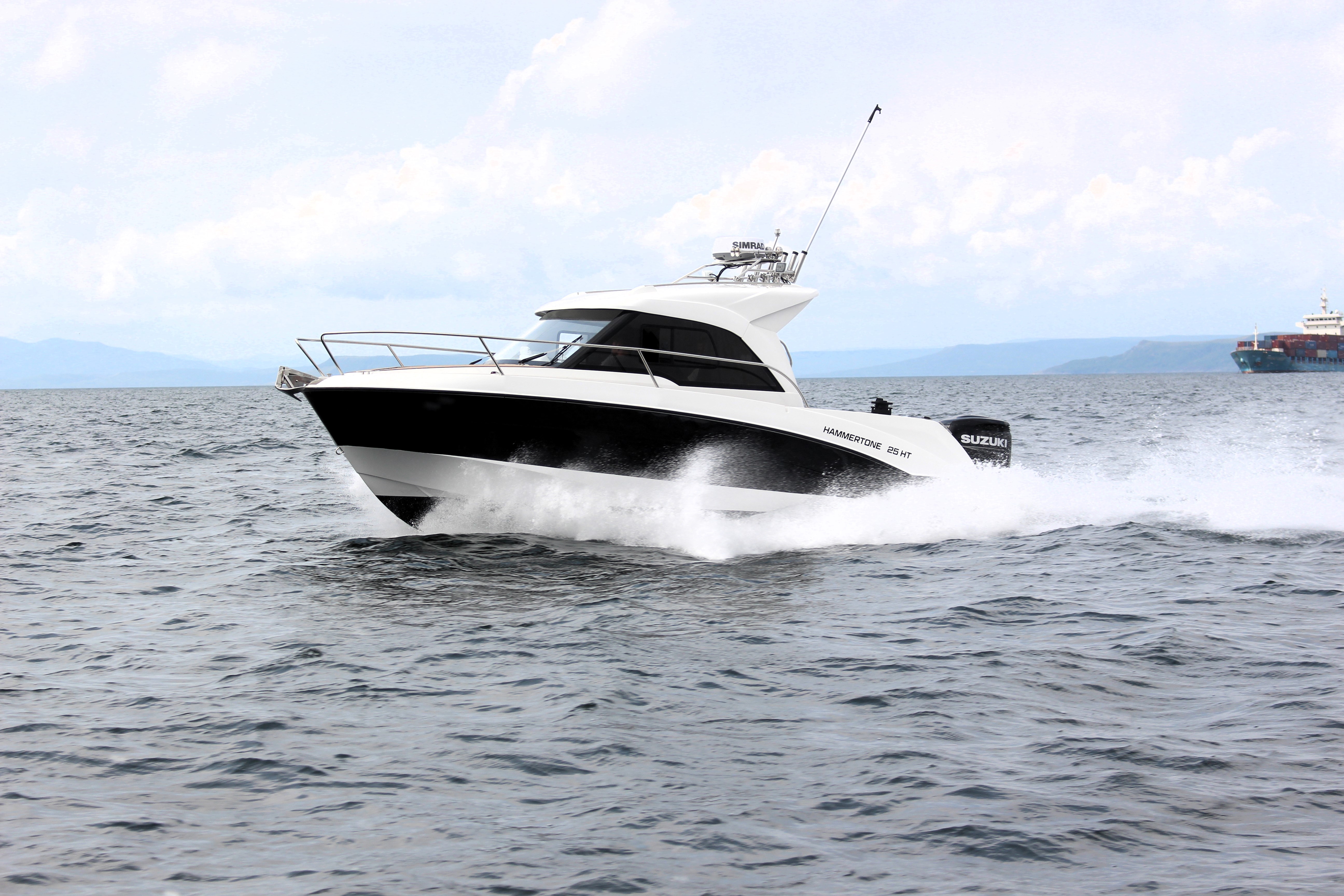Катер Хаммертон с мотором Сузуки на море
