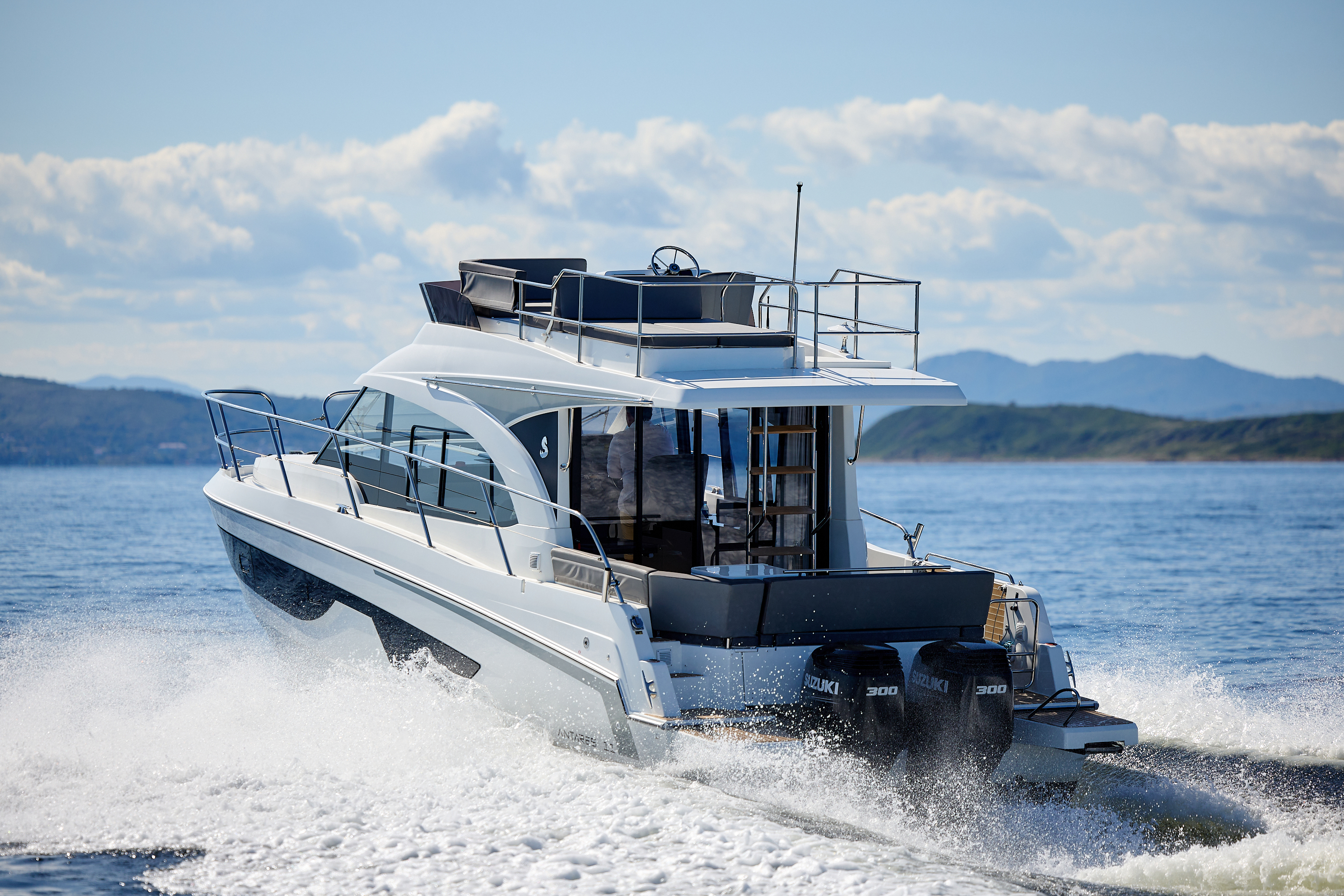 Белый катер Beneteau с двумя подвесными моторами Suzuki по 300 л.с. на море: купить в салоне «Водник»