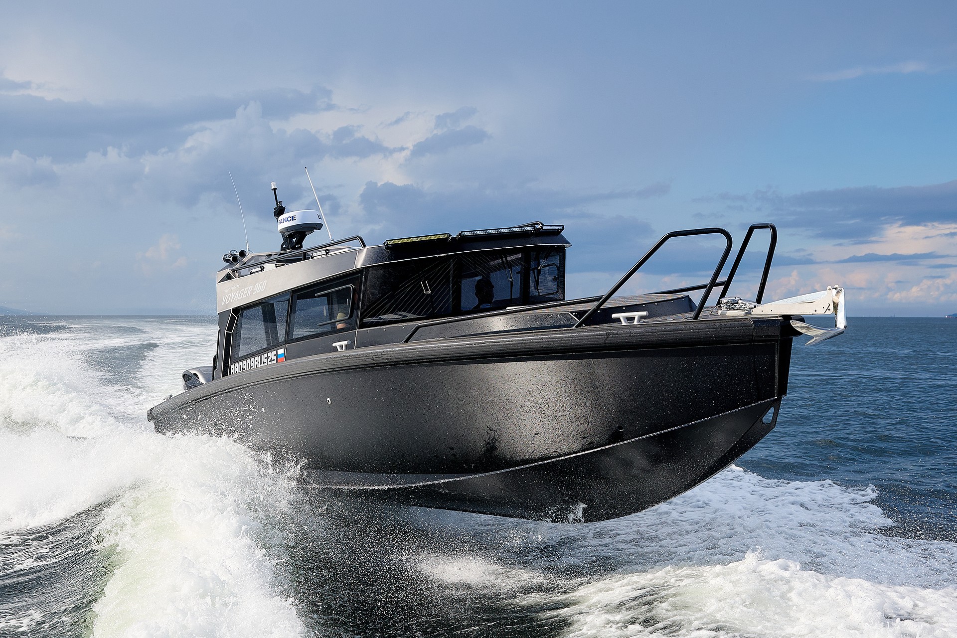 Мощный, брутальный, отечественный: катер VBOATS на море